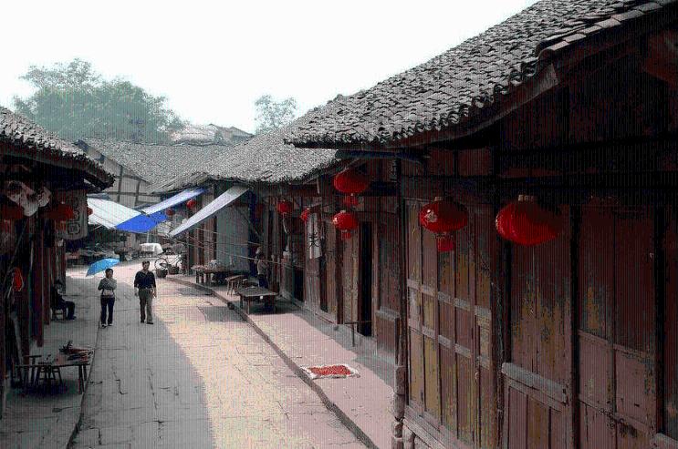 踏雪登山赏美景，不料被困半山腰，民警迅速展开救援